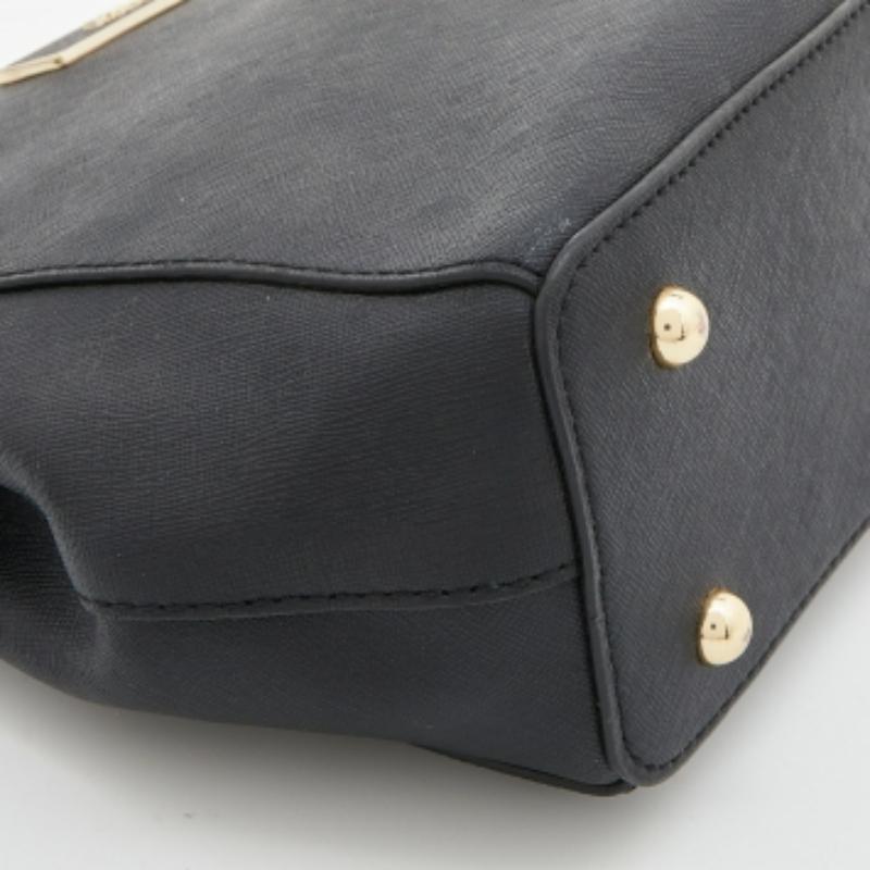 Dkny Borsa a tracolla con doppia zip in pelle saffiano nera in vendita 4