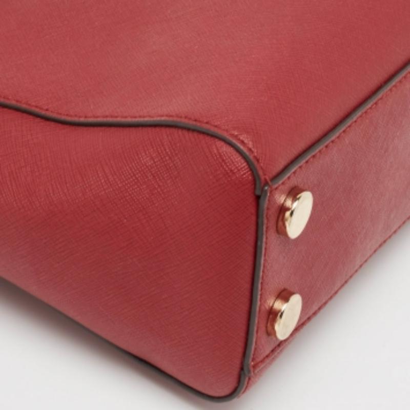 Questa seducente tote bag da donna è stata progettata per assistervi in ogni giornata. Comoda da trasportare e dal design alla moda, la tote è tagliata con maestria e cucita in una forma perfetta. È ben equipaggiato per essere un accessorio