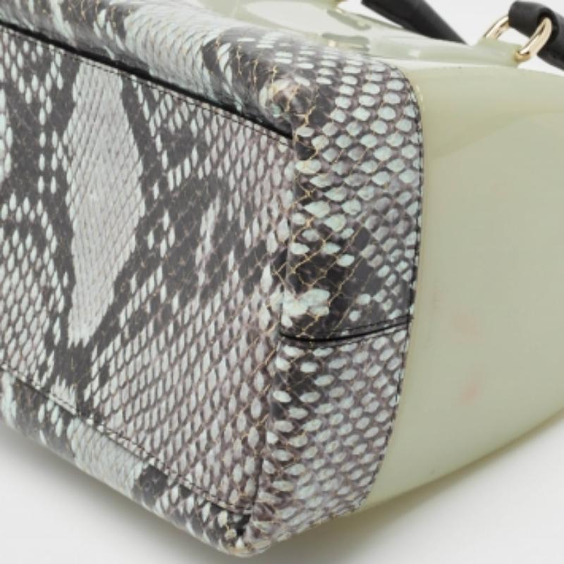 Questa borsa è realizzata con materiali di altissima qualità e un design elegante. Versatile e funzionale, è ben dimensionato per il tuo uso quotidiano.