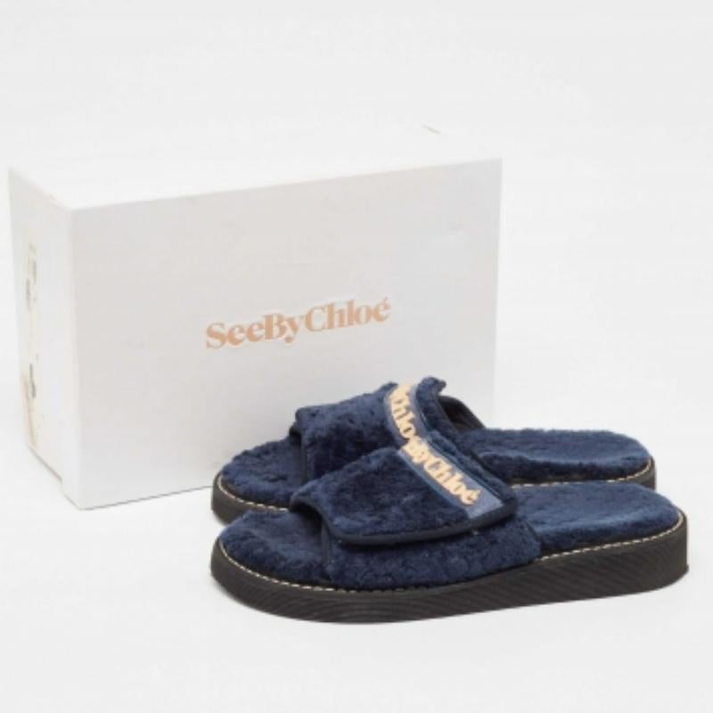 Esci con stile grazie a questo paio di comode scarpe basse. Le ballerine di See By Chloe sono realizzate in pelliccia ed evidenziate dall'etichetta sulla tomaia.