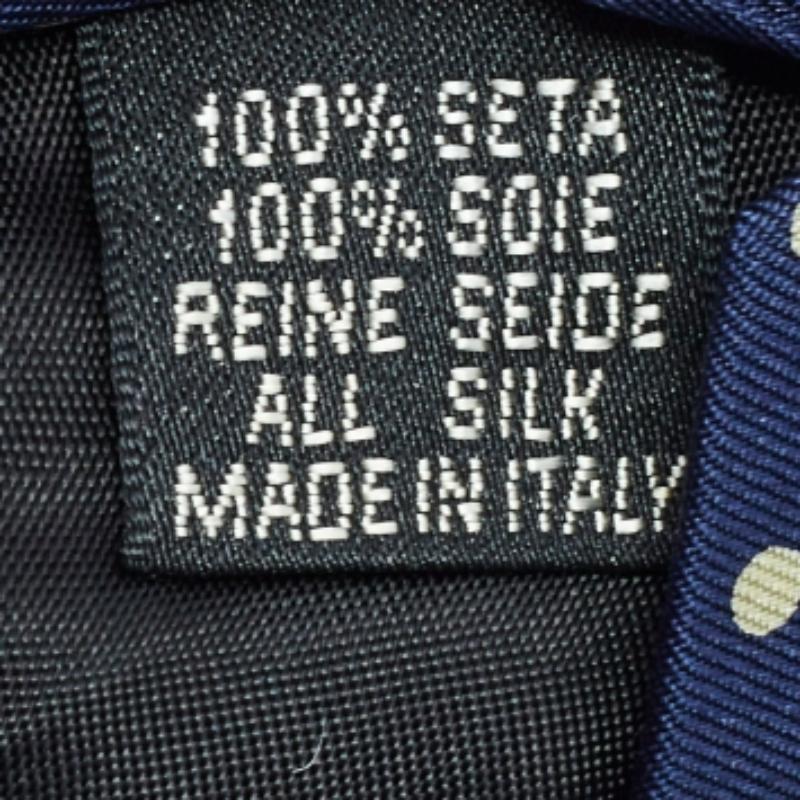 Questa cravatta è un accessorio formale perfetto che ha un fascino tagliente e moderno. Realizzata con materiali lussuosi, presenta motivi intricati e l'etichetta del marchio è ben cucita sul retro. Aggiungerà sicuramente un tocco di stile ai tuoi