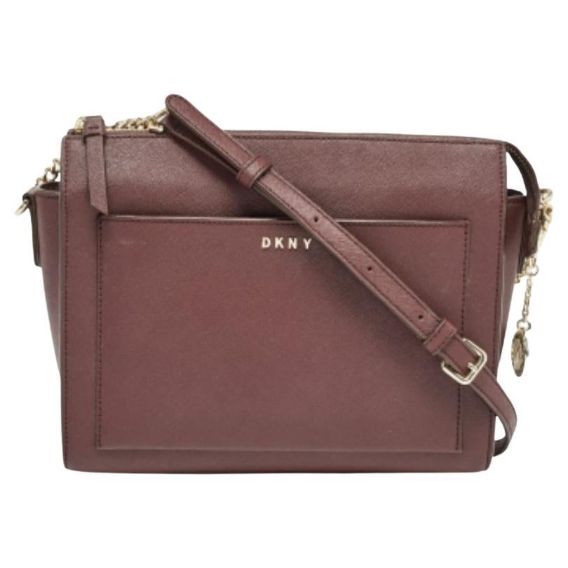 DKNY Borsa a tracolla Ava in pelle saffiano bordeaux mattone in vendita