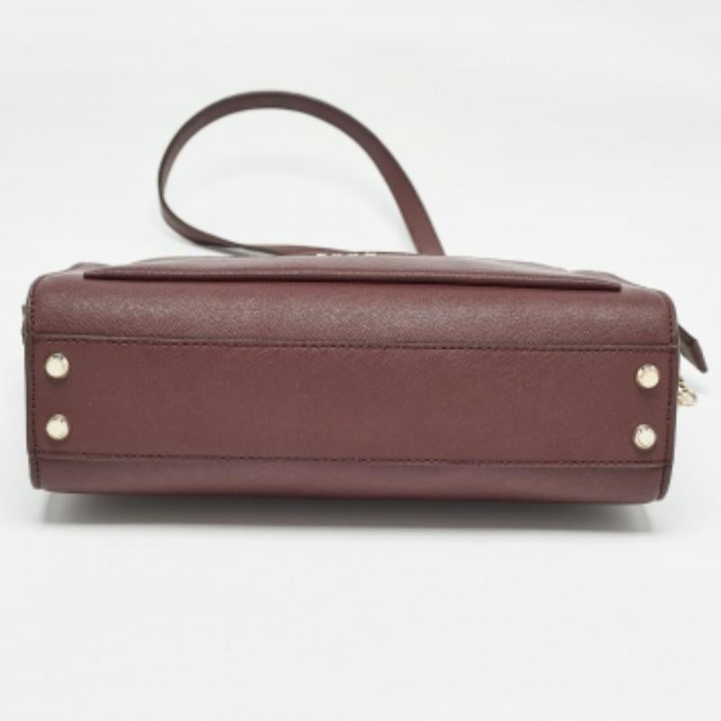 Strutturata, sofisticata ed elegante sono alcune parole che descrivono questa borsa crossbody! Realizzata con materiali della migliore qualità, la creazione è impreziosita dal fascino caratteristico del marchio, sorretta da comodi manici e dotata di