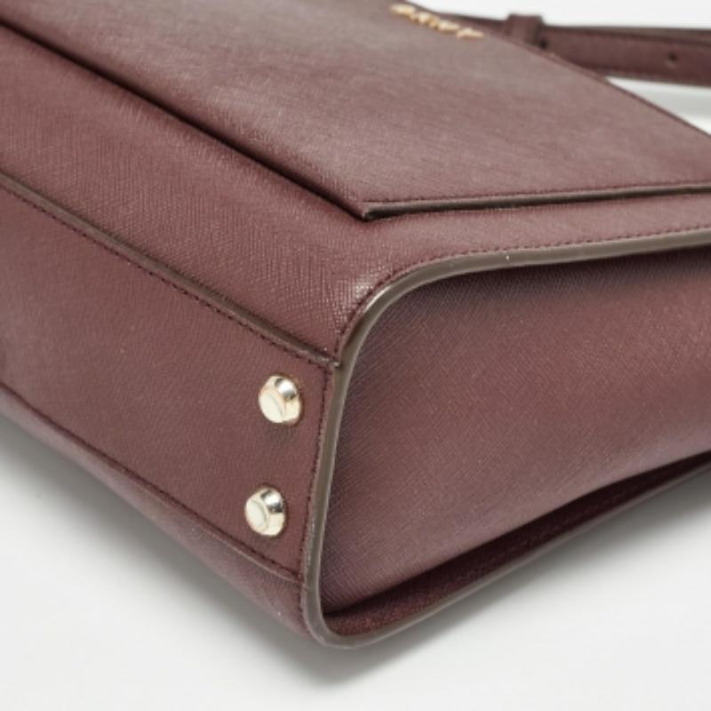 DKNY Borsa a tracolla Ava in pelle saffiano bordeaux mattone In condizioni buone in vendita a Dubai, Al Qouz 2