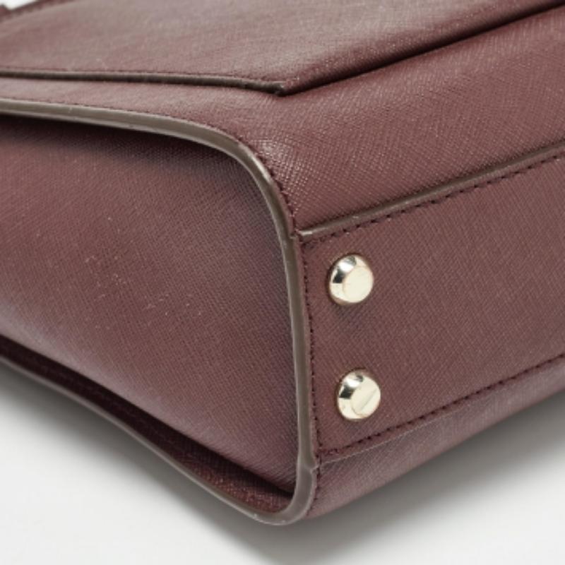Marrone DKNY Borsa a tracolla Ava in pelle saffiano bordeaux mattone in vendita