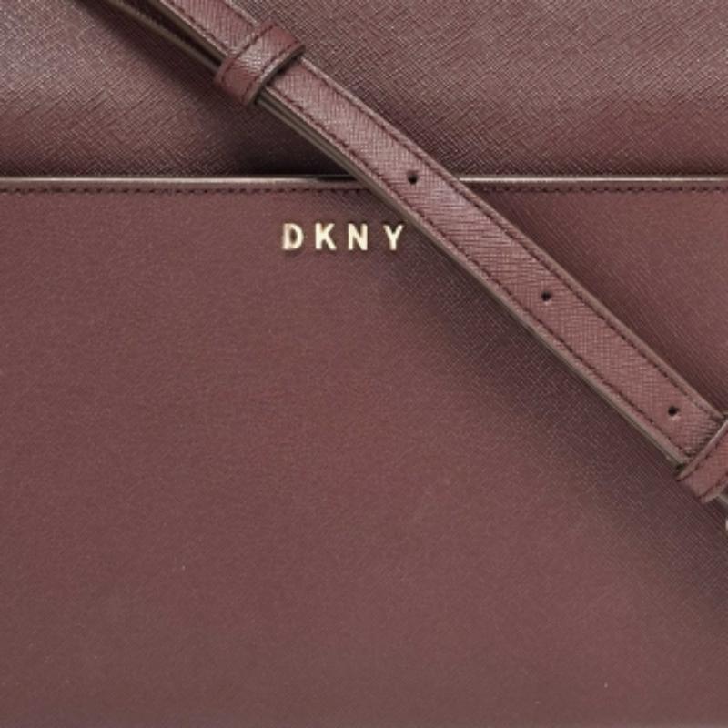 DKNY Borsa a tracolla Ava in pelle saffiano bordeaux mattone in vendita 5