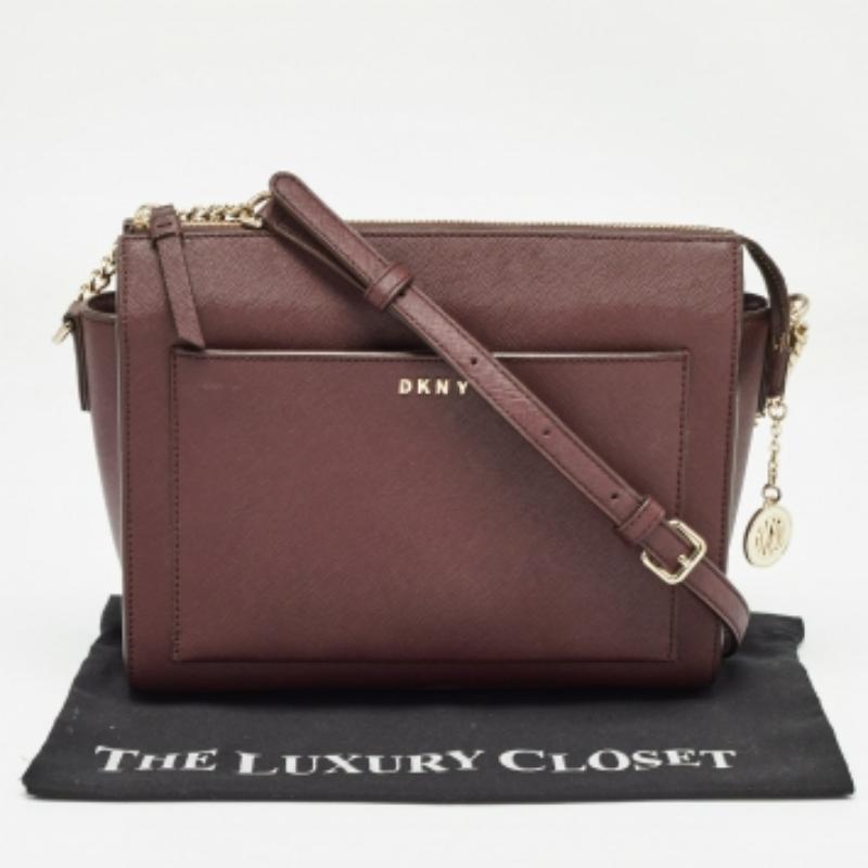 DKNY Borsa a tracolla Ava in pelle saffiano bordeaux mattone in vendita 4