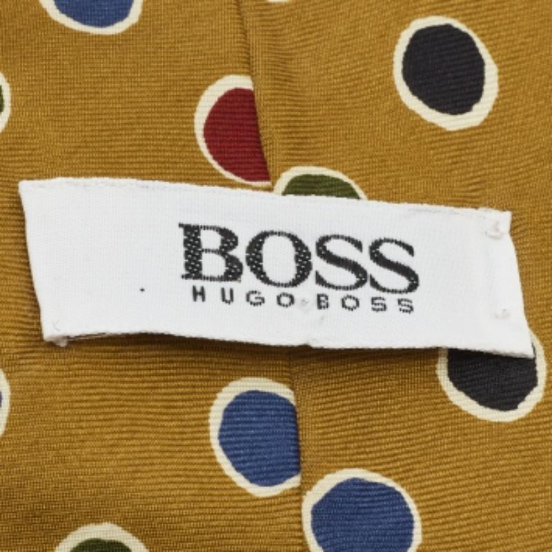 Perché accontentarsi di una cravatta semplice e banale quando puoi aggiungere un taglio lussuoso con questo pezzo in seta di Boss By Hugo Boss! In effetti, questa cravatta è decorata con dei puntini che le conferiscono un fascino moderno. Assicurati