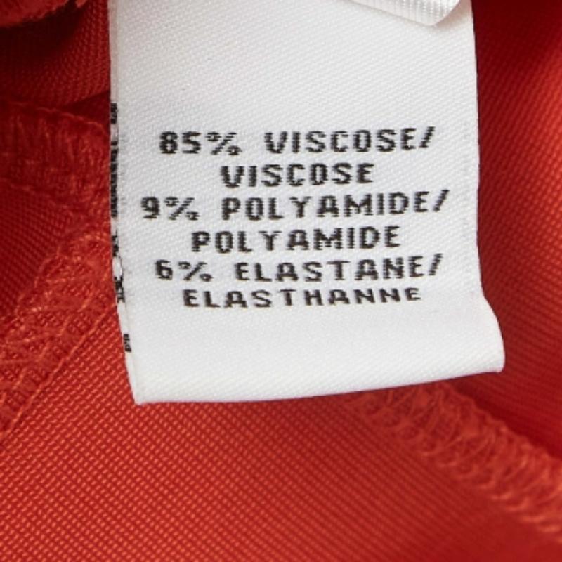 Prova la gioia di una sartoria esperta con questo abito firmato da donna. Realizzato meticolosamente, offre una vestibilità impeccabile e dettagli di lusso, assicurando un comfort impareggiabile. Questa splendida creazione eleverà il tuo stile senza