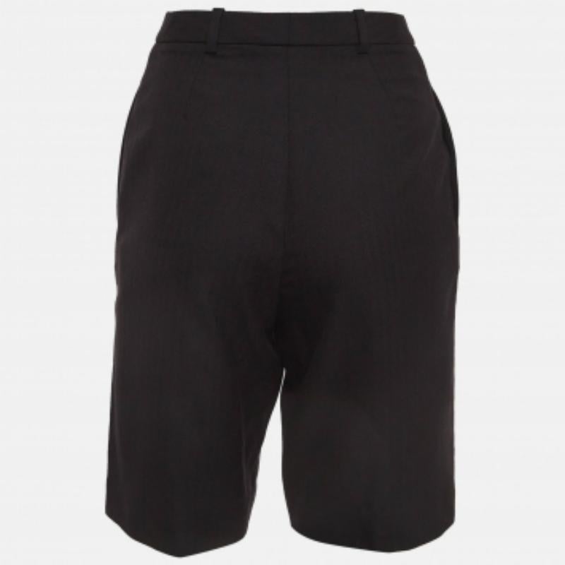 I pantaloncini di Saint Laurent offrono un mix perfetto di stile classico e sartoria moderna. Realizzati in lana pregiata, questi pantaloncini presentano un design elegante e minimalista con una vestibilità comoda. La versatile tonalità nera li