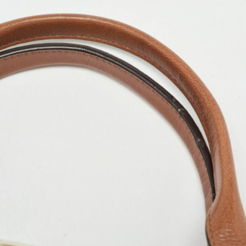 Diese Tasche ist so gebaut, dass sie Ihre wichtigsten Dinge auf die modischste Weise aufbewahrt! Einfach zu stylen, aus den besten Materialien gefertigt und von einer Top-Marke, wird die Tasche Ihrem Ensemble großen Stil verleihen.