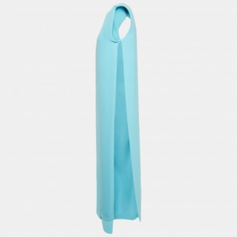 Questo elegante maxi abito è un capo alla moda e versatile che emana eleganza e comfort. Grazie alla sua silhouette lunga, offre un look lusinghiero e femminile. Progettato con dettagli chic e tagli unici, combina senza sforzo moda e raffinatezza,
