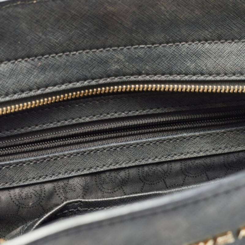 Porta con te tutto ciò che ti serve con stile grazie a questa borsa MK. Realizzato con i migliori materiali, è un accessorio che promette uno stile e un utilizzo duraturi.
