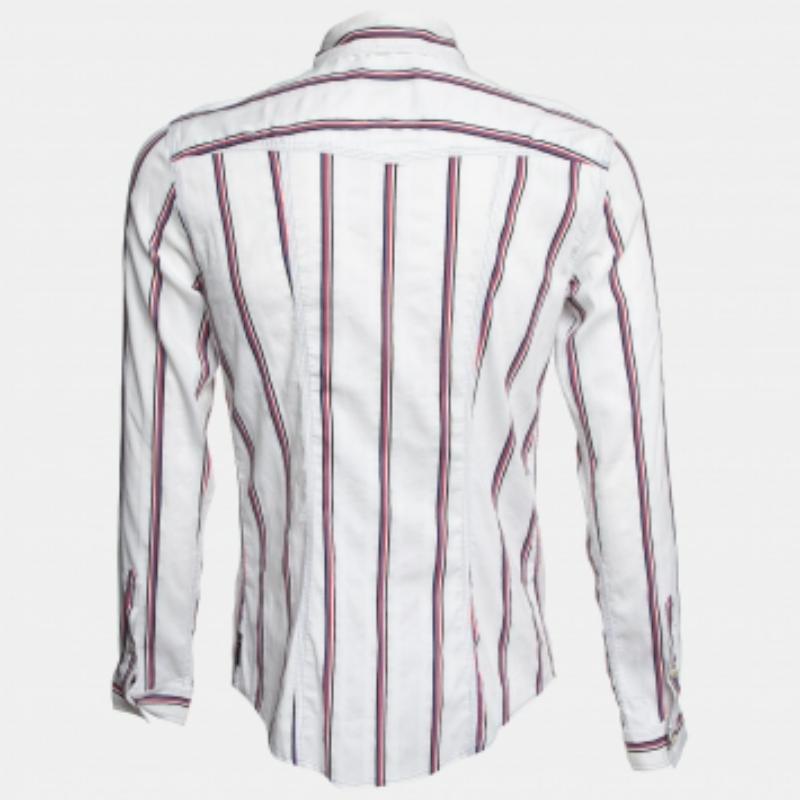 Le camicie sono una parte indispensabile del guardaroba, quindi questo marchio ti propone una creazione versatile ed elegante. È stato realizzato con materiali di qualità in una tonalità versatile. La camicia è caratterizzata da elementi firmati e