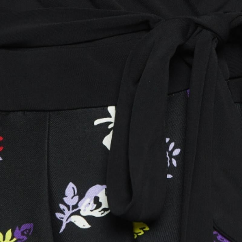 Fai una dichiarazione di stile con questo delizioso abito della casa di Diane von Furstenberg. Realizzato in tessuto misto, non è secondo a nessuno. Questo abito a portafoglio ha una gonna con stampa floreale e maniche a quarti.