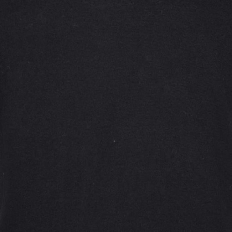 Emporio Armani Maglietta in cotone nero con dettaglio patch e scollo a V M. M. T. I. In condizioni buone in vendita a Dubai, Al Qouz 2