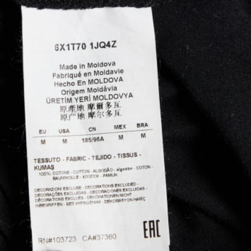 Nero Emporio Armani Maglietta in cotone nero con dettaglio patch e scollo a V M. M. T. I. in vendita