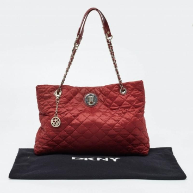 DKNY Tote rossa trapuntata in nylon e pelle con logo a catena in vendita 2