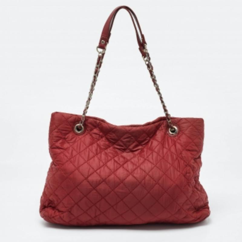 Donna DKNY Tote rossa trapuntata in nylon e pelle con logo a catena in vendita