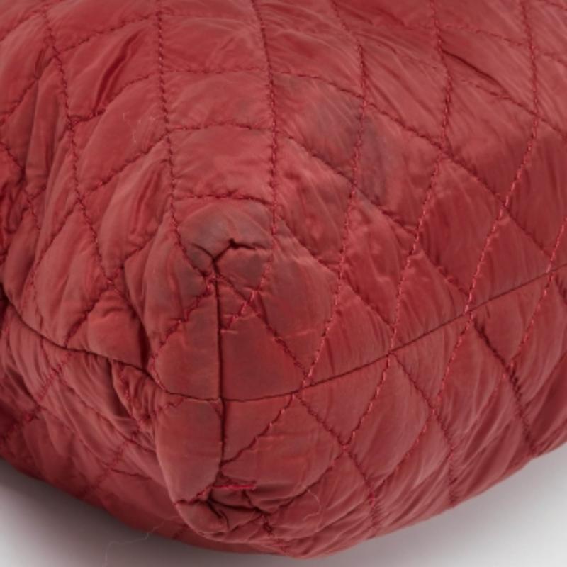 Marrone DKNY Tote rossa trapuntata in nylon e pelle con logo a catena in vendita