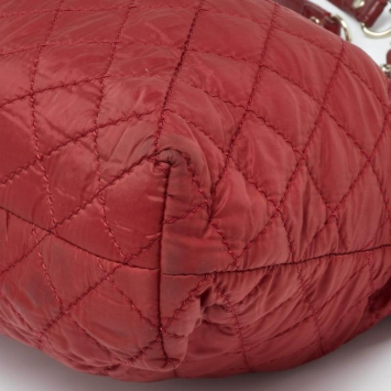 Conosciuto per la creazione di modelli eleganti, sofisticati e senza tempo, questo è un marchio su cui vale la pena investire. Le borse che escono dall'atelier di questo marchio sono squisite. Questa borsa non è da meno. È stato realizzato con