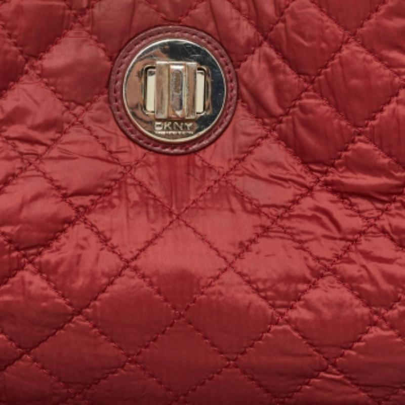 DKNY Tote rossa trapuntata in nylon e pelle con logo a catena in vendita 1