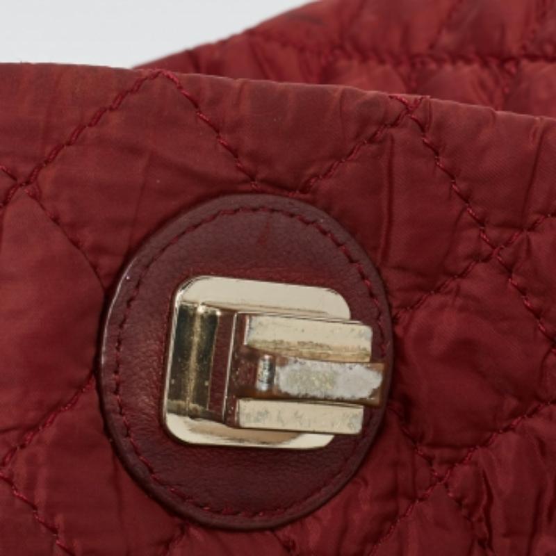 DKNY Tote rossa trapuntata in nylon e pelle con logo a catena in vendita 6