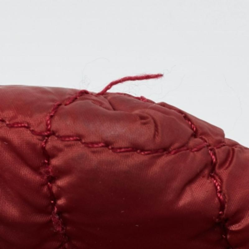 DKNY Tote rossa trapuntata in nylon e pelle con logo a catena in vendita 5