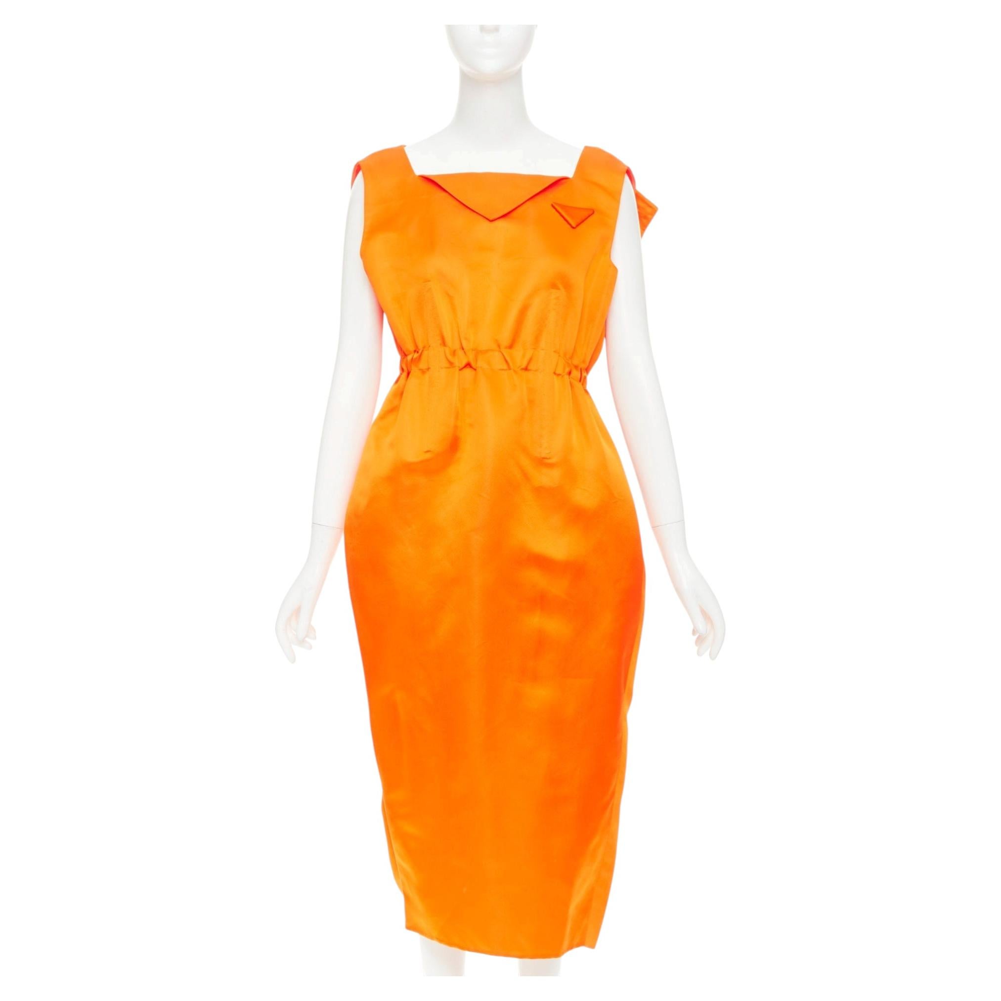 Prada 2022 Robe de défilé orange en satin à empiècements triangulaires et ceinture intérieure non nouée IT42
