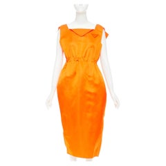 Prada 2022 Laufsteg-Kleid in Orange aus Satin mit dreieckigem Aufnäher und offenem Innenbund IT42
