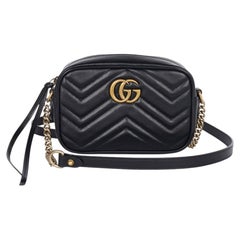 Gucci Matelassé-Mini-GG-Marmont-Umhängetasche aus Kalbsleder mit Kette in Schwarz