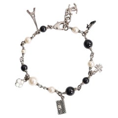 Chanel-Armband aus silberfarbenen Perlen mit schwarzen Kunstperlen und verschiedenen Anhängern, 2013