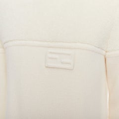 Fendi, maglione in 100% lana panna con logo applicato, IT46 S