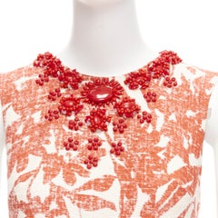 MONIQUE LHUILLIER Etuikleid mit cremerotem, floral verziertem Kragen in Creme