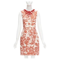 MONIQUE LHUILLIER Etuikleid mit cremerotem, floral verziertem Kragen in Creme