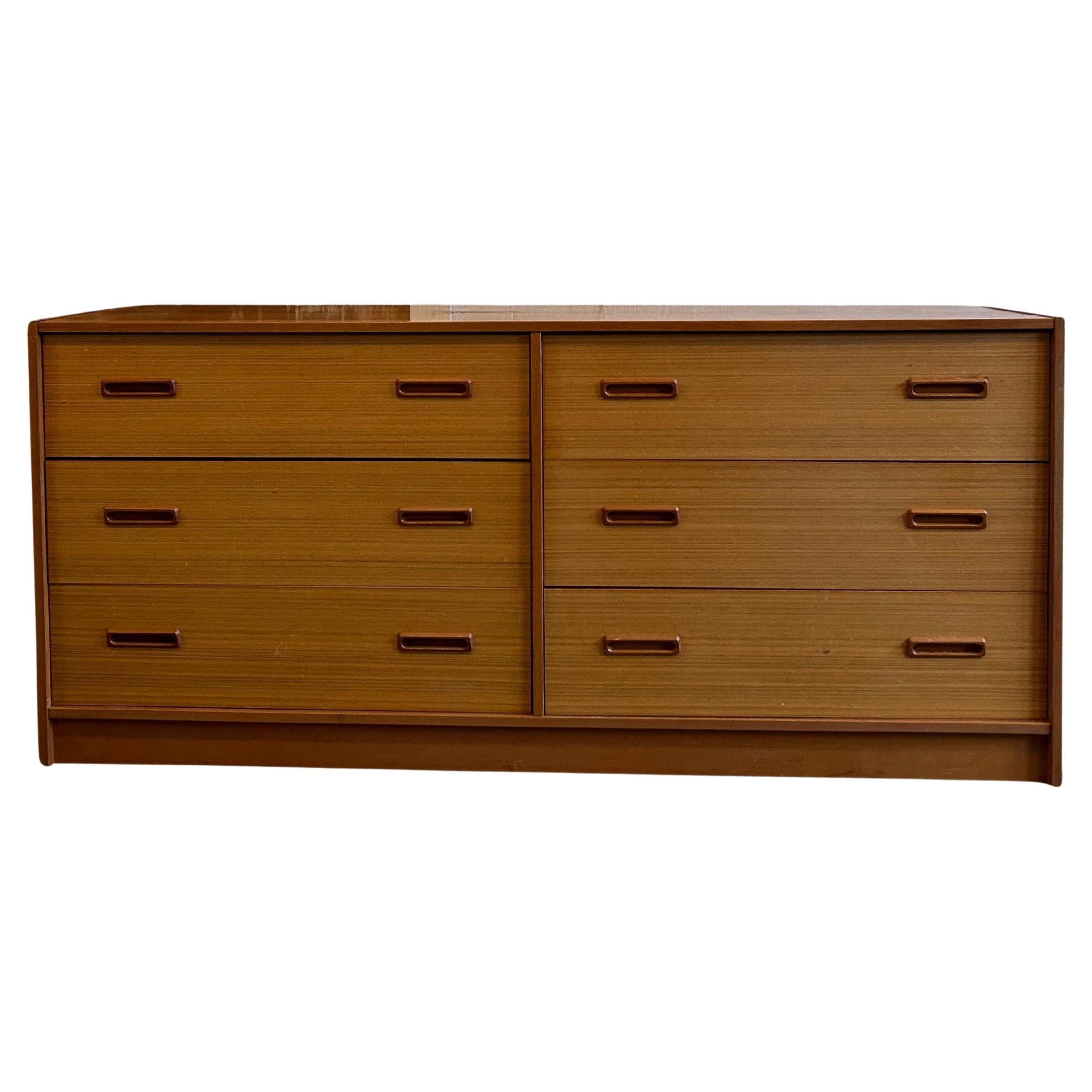 Cómoda de 6 cajones de teca moderna danesa de mediados de siglo en 2 tonos