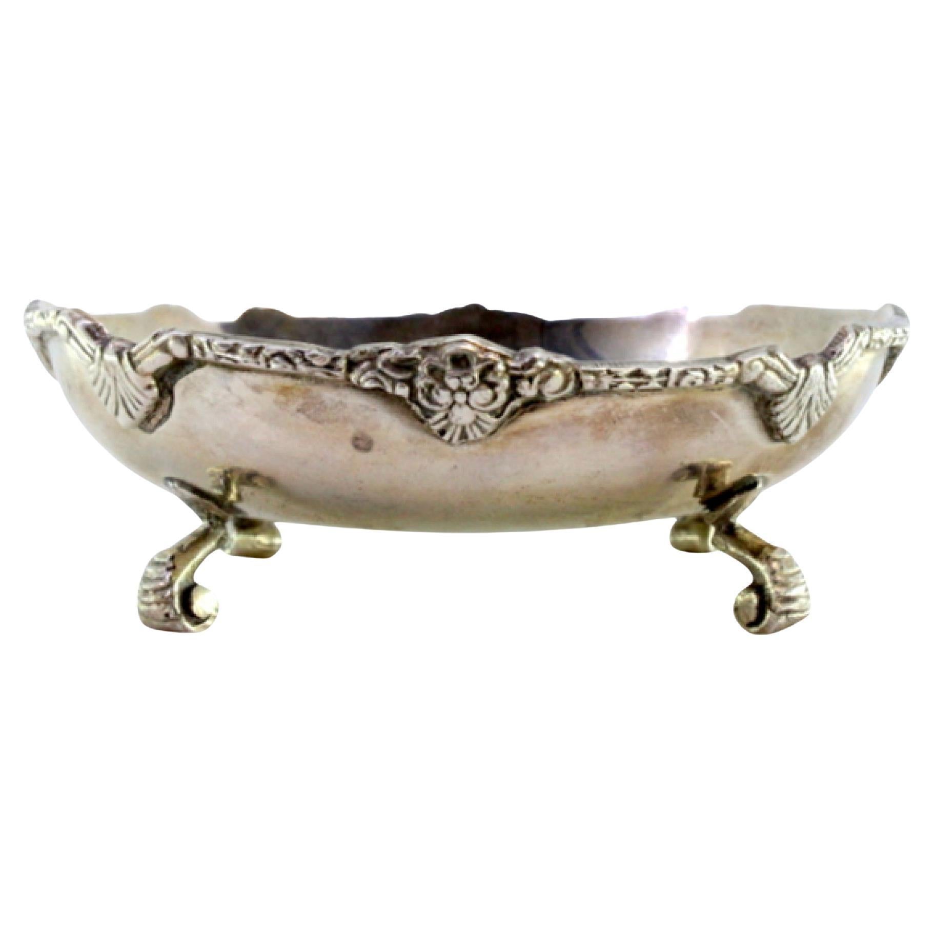 Silver bonbonette box w/ raised friezes & 3-flower knob on 3 palm feet For Sale