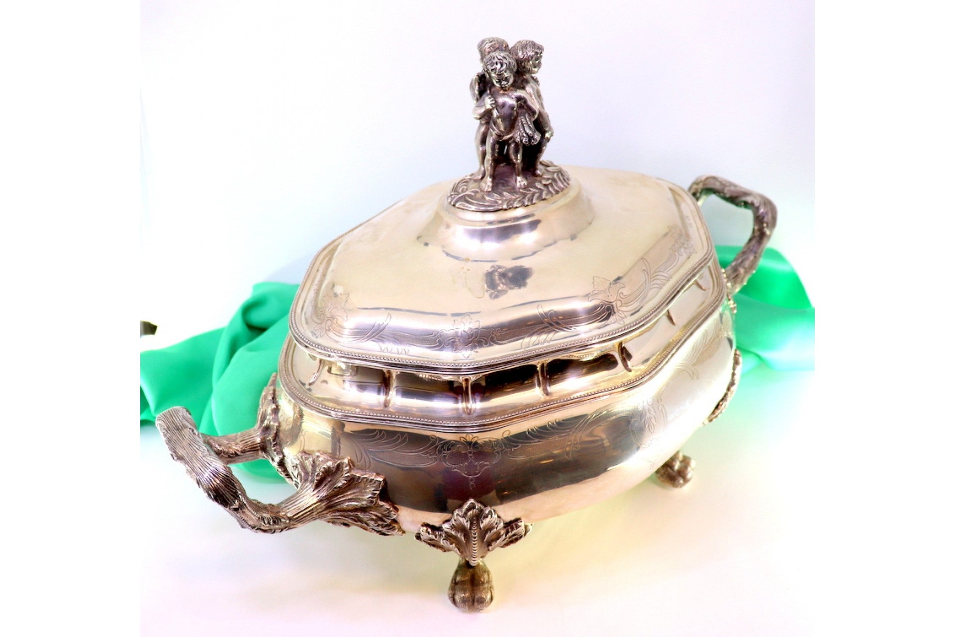 Silberne Terrine mit Gravuren, Friesen, Akanthusgriffen und Krallenfüßen