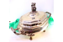 Silberne Terrine mit Gravuren, Friesen, Akanthusgriffen und Krallenfüßen