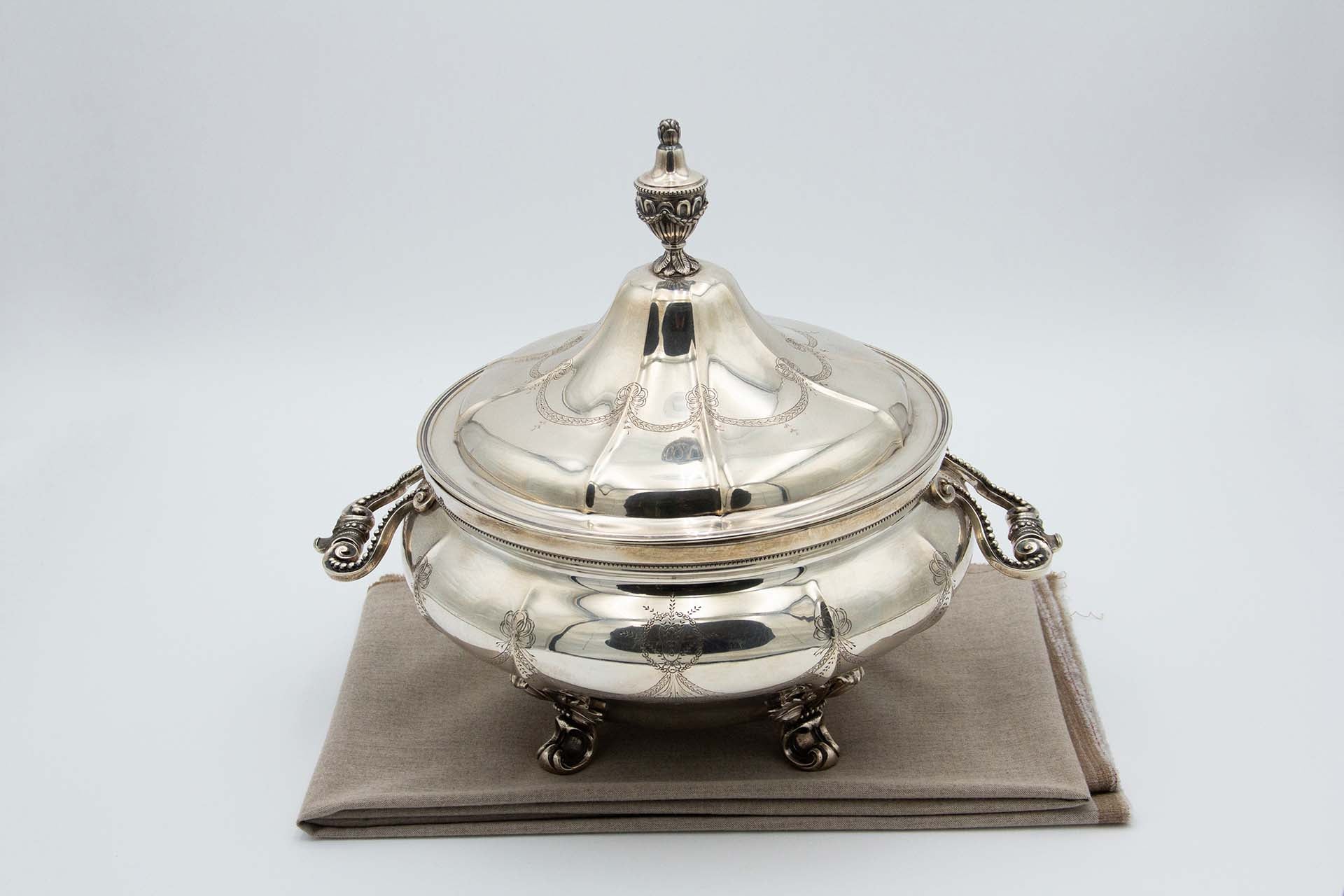 Sopera de plata con ocho secciones, relieves florales y pies de acanto