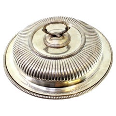 Covered fluted plate, compartments for appetizers