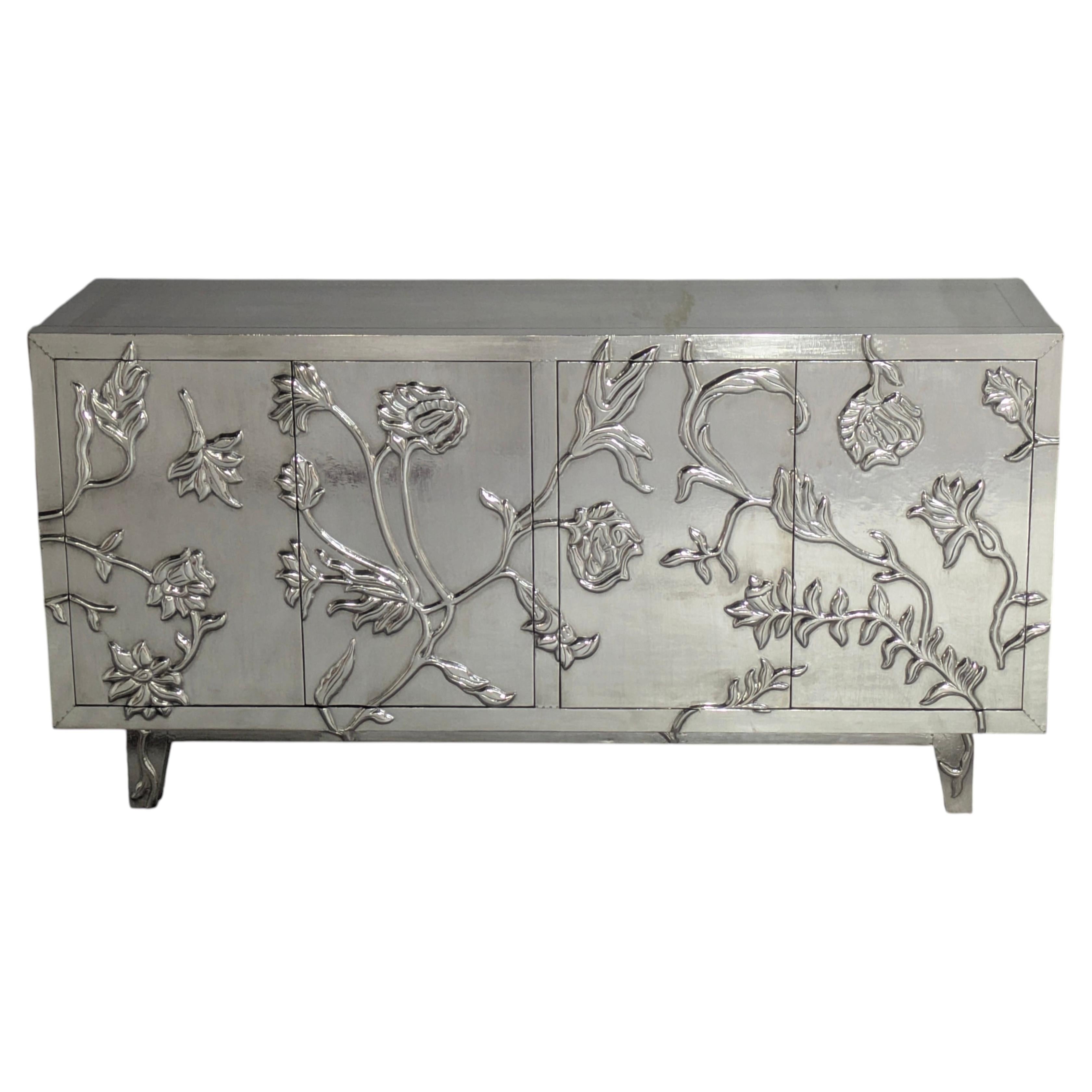 Art-Déco-Sideboard, mit weißer Bronze-Metallverkleidung mit Blumenmuster
