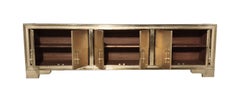 Credenza Carre in ottone (96"), credenza con rivestimento in metallo martellato a linee diagonali