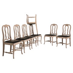 Lot de douze chaises de salle à manger de style Louis XV avec assises rembourrées en cuir