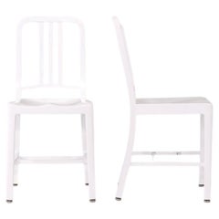2025 Paar Emeco 1006 Navy-Esszimmerstühle aus weiß pulverbeschichtetem Aluminium