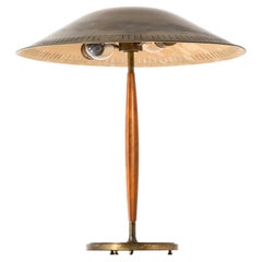 Lampe de table moderne de style scandinave en laiton et acajou, signée Harald Notini, années 1940