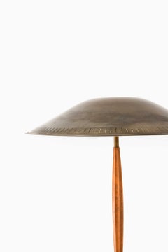 Lampe de table moderne de style scandinave en laiton et acajou, signée Harald Notini, années 1940