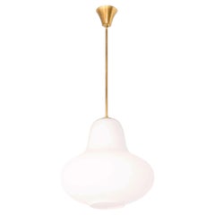 Lámparas de techo de estilo moderno sueco en latón y cristal opalino, de Carl-Axel Acking, década de 1940