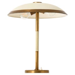 Tischlampe im skandinavischen Modern-Stil aus Messing und weiß lackiertem Metall, 1950er Jahre