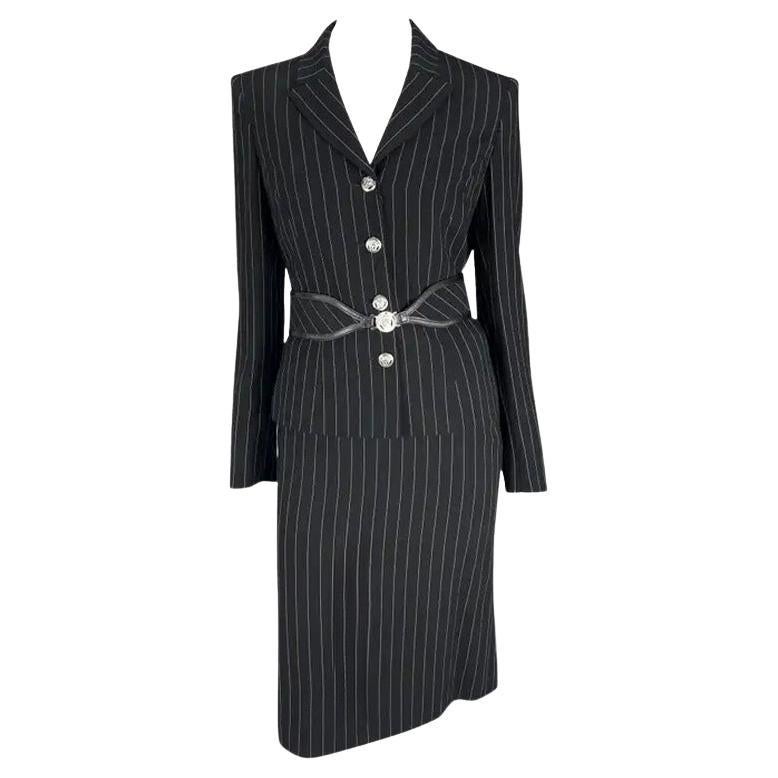 Autunno/Inverno 2004 Versace by Donatella: completo nero in misto lana a righe sottili con cintura Medusa, taglia IT42